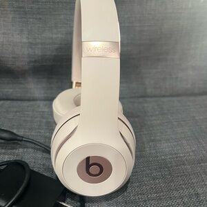 Pink cloud Beats solo 3